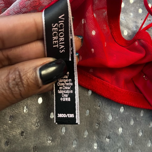Sexy red lace Victoria’s Secret bra hooks on the left side size 38DD - Picture 2 of 3